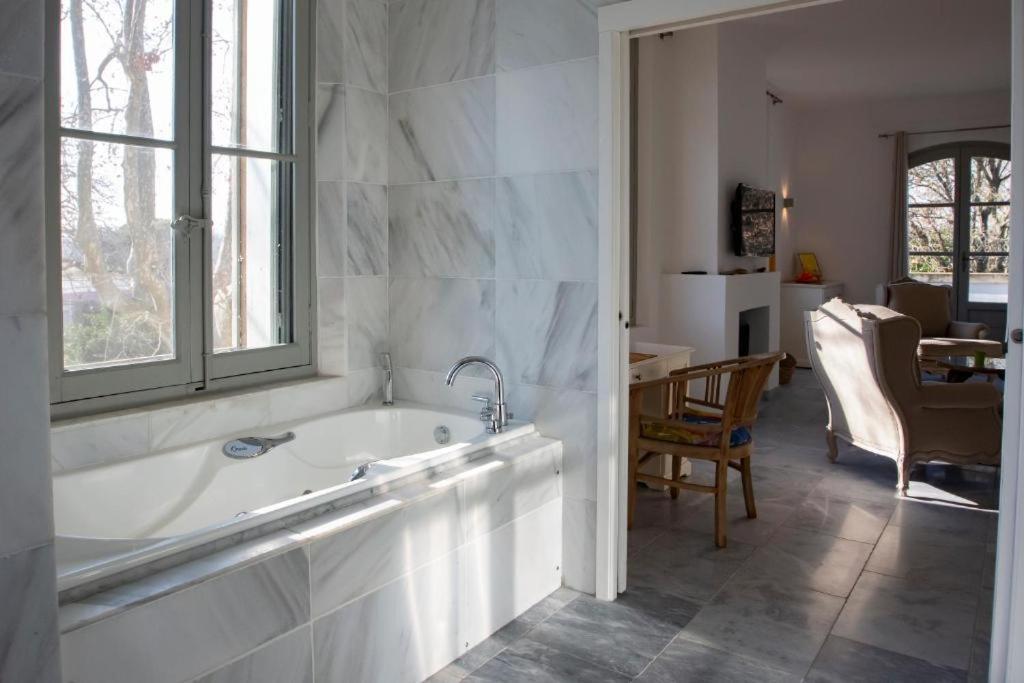Mas Des Becasses, En Provence - 22 Personnes Villa Арл Екстериор снимка