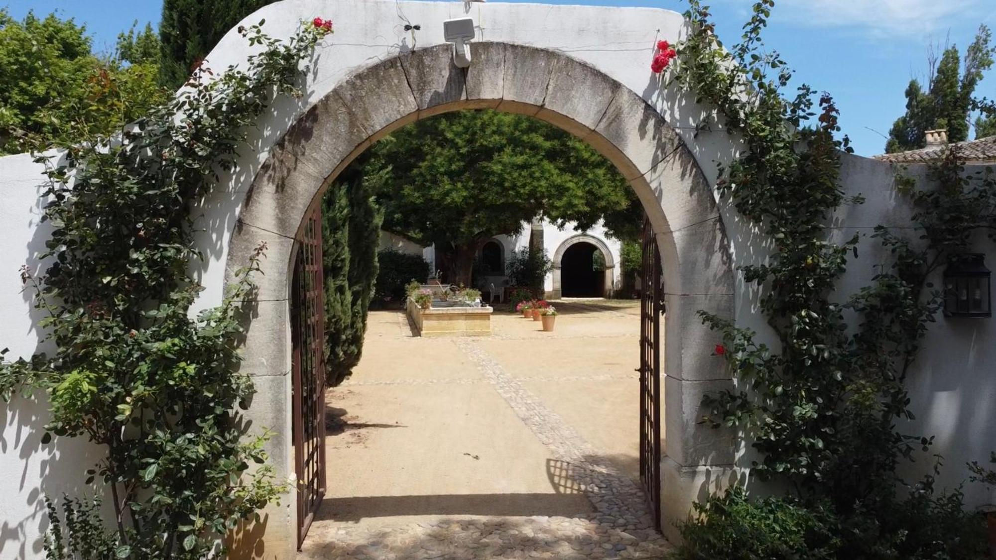 Mas Des Becasses, En Provence - 22 Personnes Villa Арл Екстериор снимка